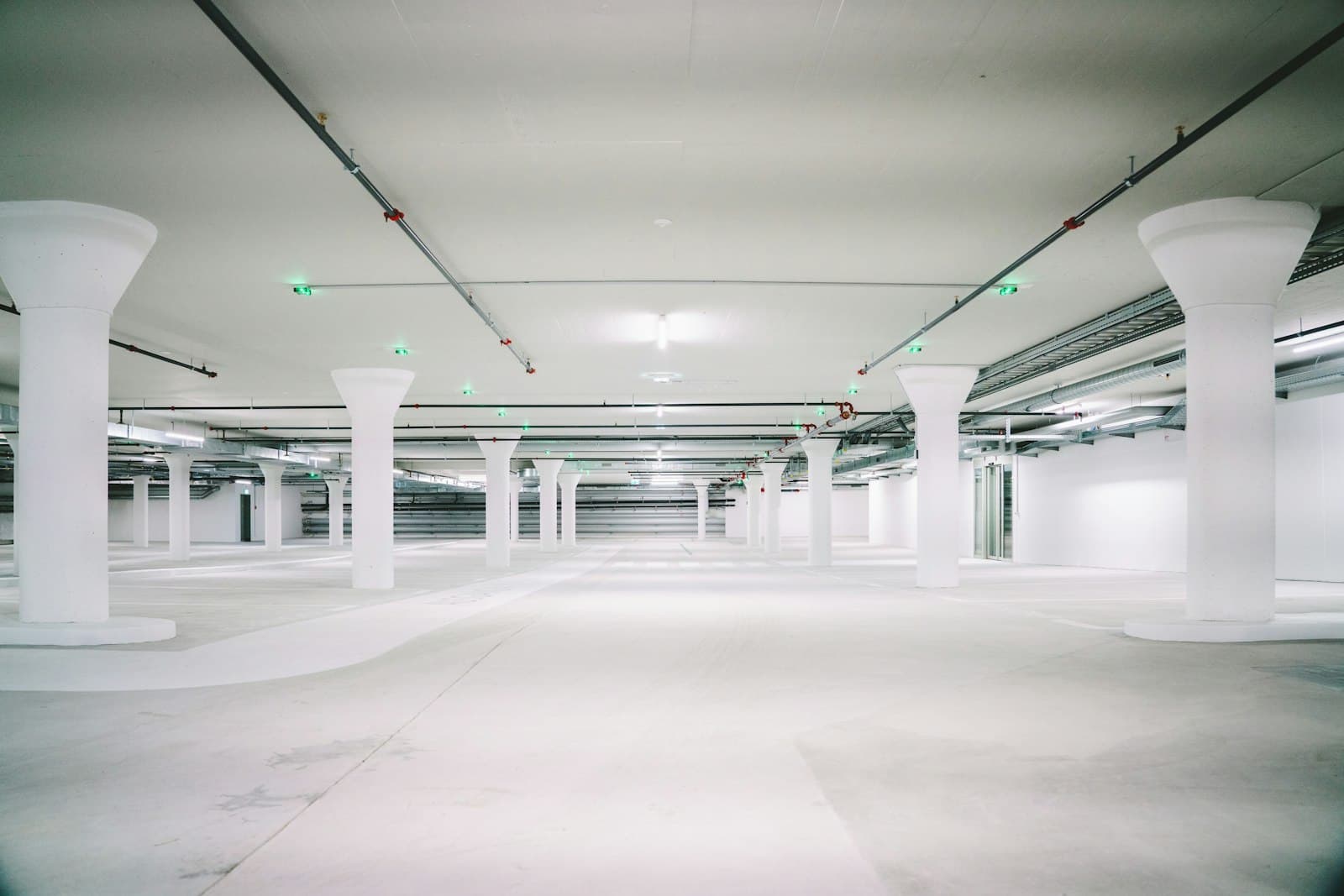 Spatiu de parcare interior, curat si bine iluminat